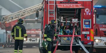 vigili del fuoco Incendio al casello A14 di Riccione, tir in fiamme: traffico in tilt e paura