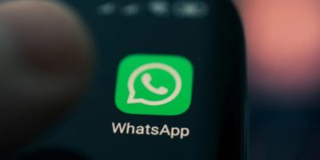 logo dell'app Whatapp sulla schermata home del telefono