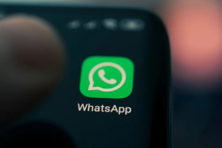 logo dell'app Whatapp sulla schermata home del telefono