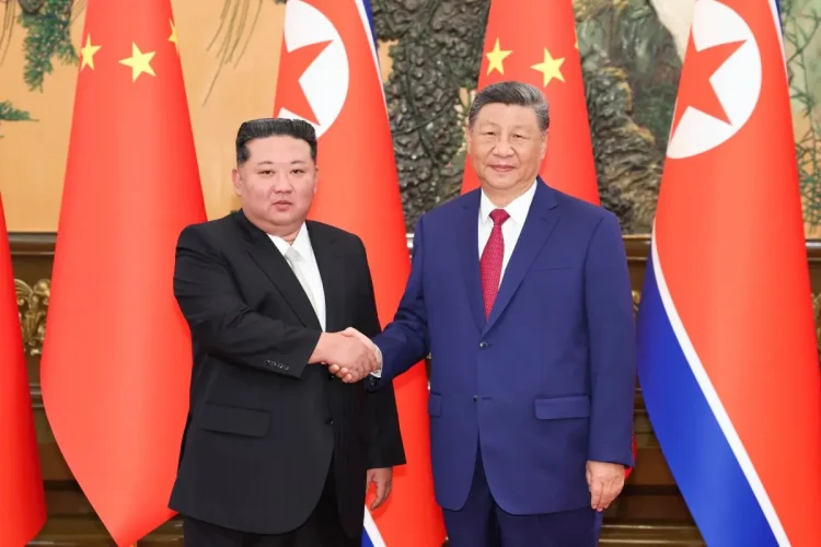 Xi Jinping e Kim Joung-Un si incontrano dopo 7 anni in Corea del Nord