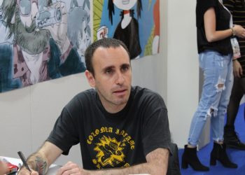Zerocalcare durante un firmacopie