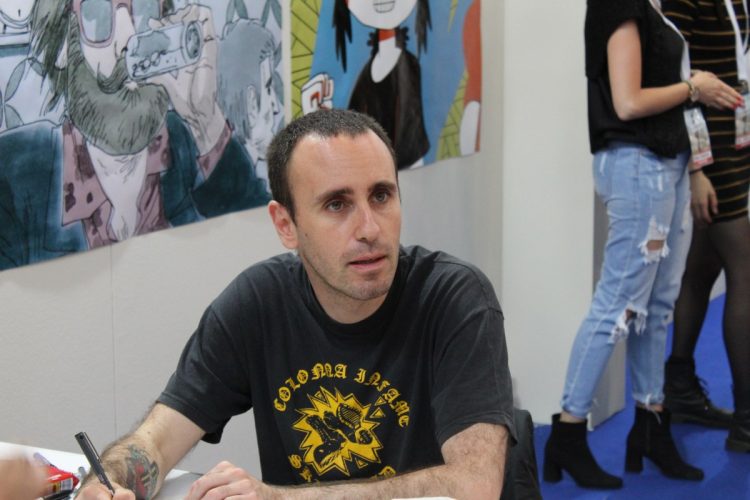 Zerocalcare durante un firmacopie
