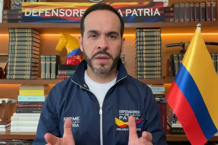Abelardo de la Espriella parla, sullo sfondo bandiera colombiana e libri.