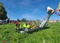 Vigili del fuoco soccorrono l'equipaggio dell'aereo da turismo caduto nel Comasco.