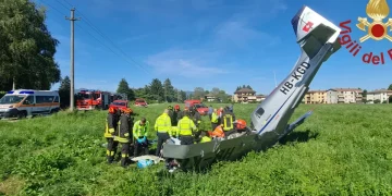 Vigili del fuoco soccorrono l'equipaggio dell'aereo da turismo caduto nel Comasco.