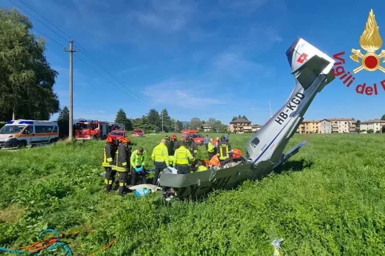 Vigili del fuoco soccorrono l'equipaggio dell'aereo da turismo caduto nel Comasco.