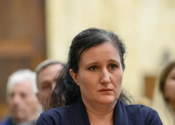 Alessia Pifferi in aula durante il processo, espressione seria