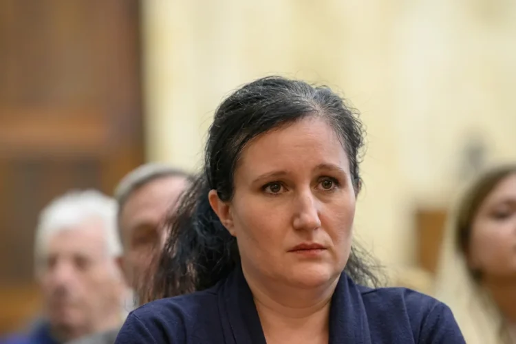 Alessia Pifferi in aula durante il processo, espressione seria