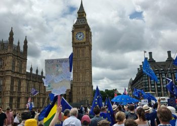 Foto manifestazione per il rientro dello UK nella Brexit Brexit: dieci anni dopo, il Regno Unito valuta il rientro nell'Ue con Starmer