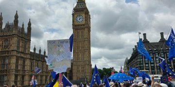 Foto manifestazione per il rientro dello UK nella Brexit Brexit: dieci anni dopo, il Regno Unito valuta il rientro nell'Ue con Starmer