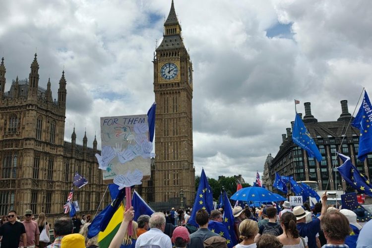 Foto manifestazione per il rientro dello UK nella Brexit Brexit: dieci anni dopo, il Regno Unito valuta il rientro nell'Ue con Starmer