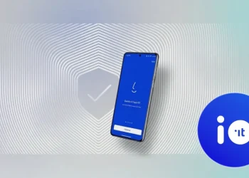 Smartphone con applicazione IO e logo .it su sfondo digitale