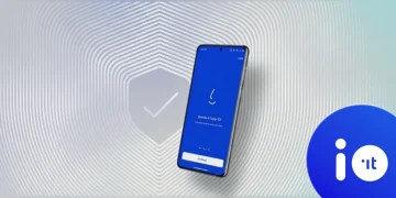 Smartphone con applicazione IO e logo .it su sfondo digitale