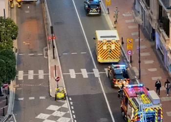 Mezzi di soccorso sulla strada transennata a Monaco dopo l'attentato