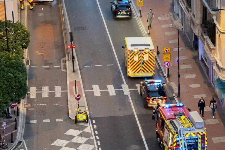 Mezzi di soccorso sulla strada transennata a Montecarlo dopo l'incidente