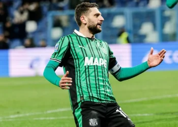 Domenico Berardi in campo con la maglia del Sassuolo, esulta durante partita.