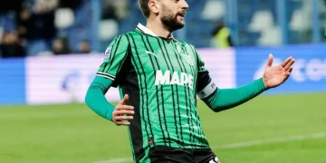 Domenico Berardi in campo con la maglia del Sassuolo, esulta durante partita.
