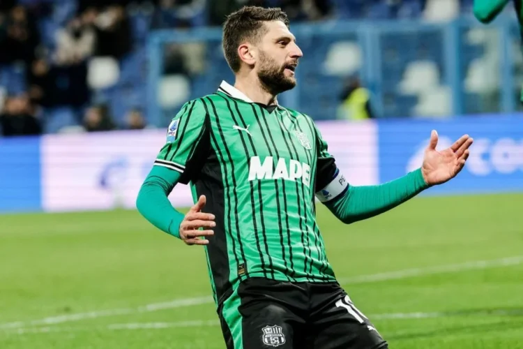 Domenico Berardi in campo con la maglia del Sassuolo, esulta durante partita.