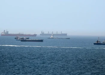 Navi mercantili e petroliere navigano in mare aperto, Stretto di Hormuz.