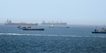 Navi mercantili e petroliere navigano in mare aperto, Stretto di Hormuz.