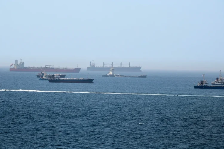Navi mercantili e petroliere navigano in mare aperto, Stretto di Hormuz.