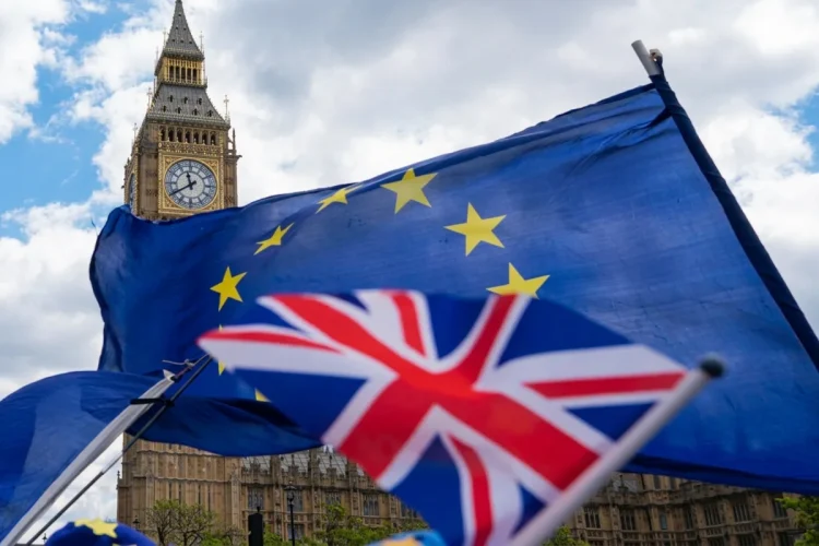 Bandiere Regno Unito e Unione Europea con Big Ben sullo sfondo