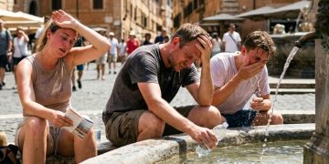 Persone soffrono il caldo