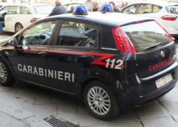 un auto dei carabinieri per uomo arrestato a Milano dopo aver investito e ucciso un altro uomo