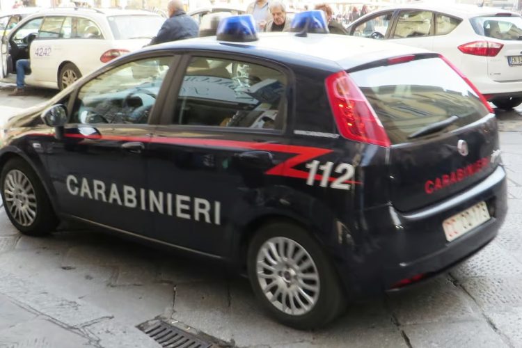 un auto dei carabinieri per uomo arrestato a Milano dopo aver investito e ucciso un altro uomo