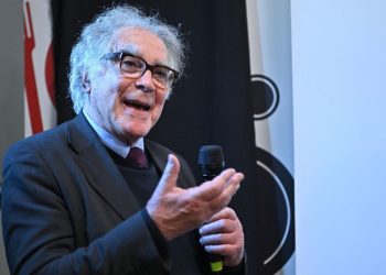 Carlo Ginzburg che parla davanti al pubblico con un microfono in mano. Lo storico è morto oggi, mercoledì 17 giugno 2026