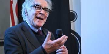 Carlo Ginzburg che parla davanti al pubblico con un microfono in mano. Lo storico è morto oggi, mercoledì 17 giugno 2026