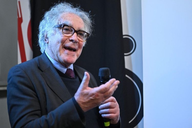 Carlo Ginzburg che parla davanti al pubblico con un microfono in mano. Lo storico è morto oggi, mercoledì 17 giugno 2026