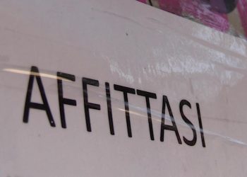 immagine di un cartello con scritta Affittasi per Caro Affitti in Italia, canoni in aumento del 50%