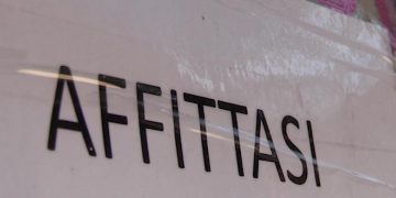 immagine di un cartello con scritta Affittasi per Caro Affitti in Italia, canoni in aumento del 50%