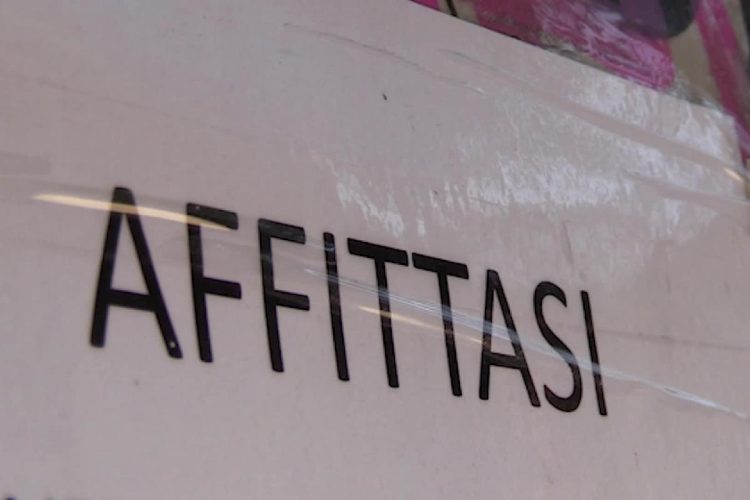 immagine di un cartello con scritta Affittasi per Caro Affitti in Italia, canoni in aumento del 50%