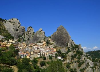 Castelmezzano, il borgo lucano tra le rocce che vola tra storia e adrenalina
