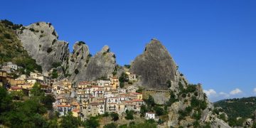 Castelmezzano, il borgo lucano tra le rocce che vola tra storia e adrenalina