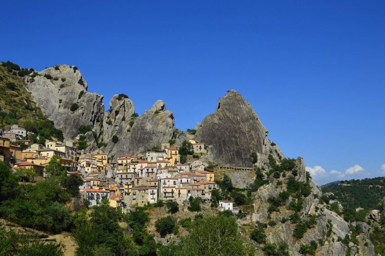 Castelmezzano, il borgo lucano tra le rocce che vola tra storia e adrenalina