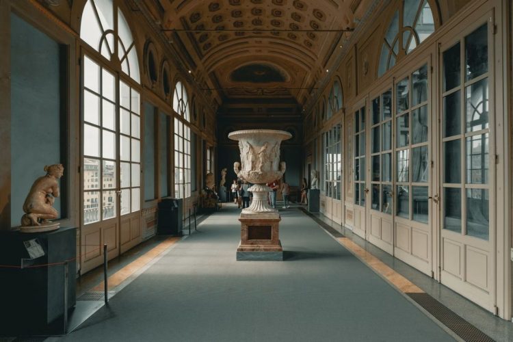 Interno delle Gallerie degli Uffizi a Firenze. Chiusura per guasto all'aria condizionata