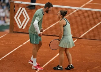 Andrea Vavassori e Sara Errani esultano su campo da tennis