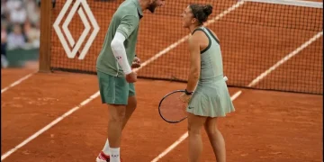 Andrea Vavassori e Sara Errani esultano su campo da tennis