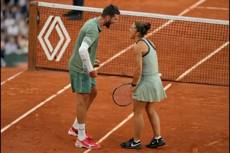 Andrea Vavassori e Sara Errani esultano su campo da tennis