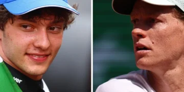 Andrea Kimi Antonelli e Jannik Sinner in primo piano, volti sorridenti.