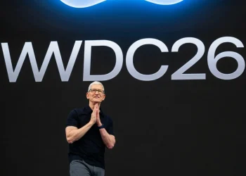 Tim Cook al WWDC26, mani giunte sorridente sul palco