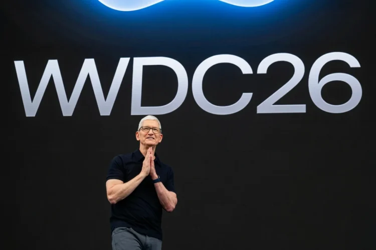 Tim Cook al WWDC26, mani giunte sorridente sul palco