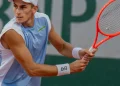 Flavio Cobolli gioca a tennis su campo in terra battuta