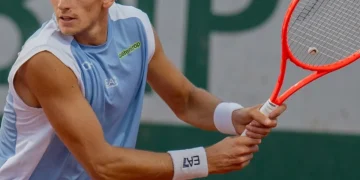 Flavio Cobolli gioca a tennis su campo in terra battuta