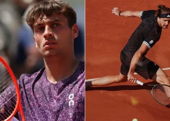 Cobolli e Zverev giocano a tennis sulla terra rossa del Roland Garros