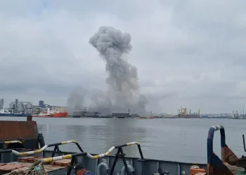 Densa colonna di fumo dal porto di Costanza, Romania