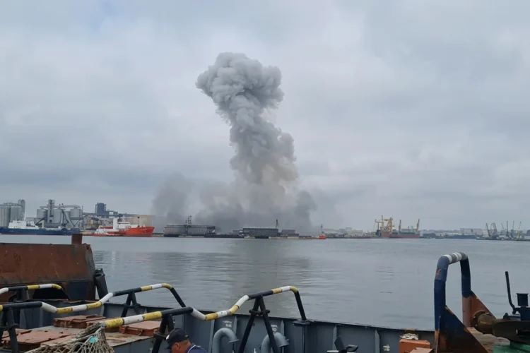 Densa colonna di fumo dal porto di Costanza, Romania